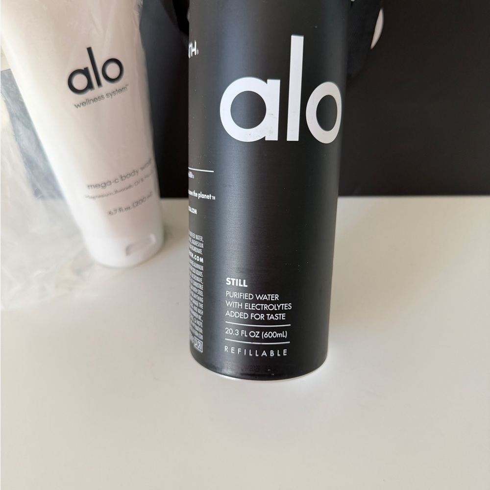 Alo Yoga Wellness Gift Set Mega-C Body Wash + Bottle + Gift Bag - Picture 2 of 5
